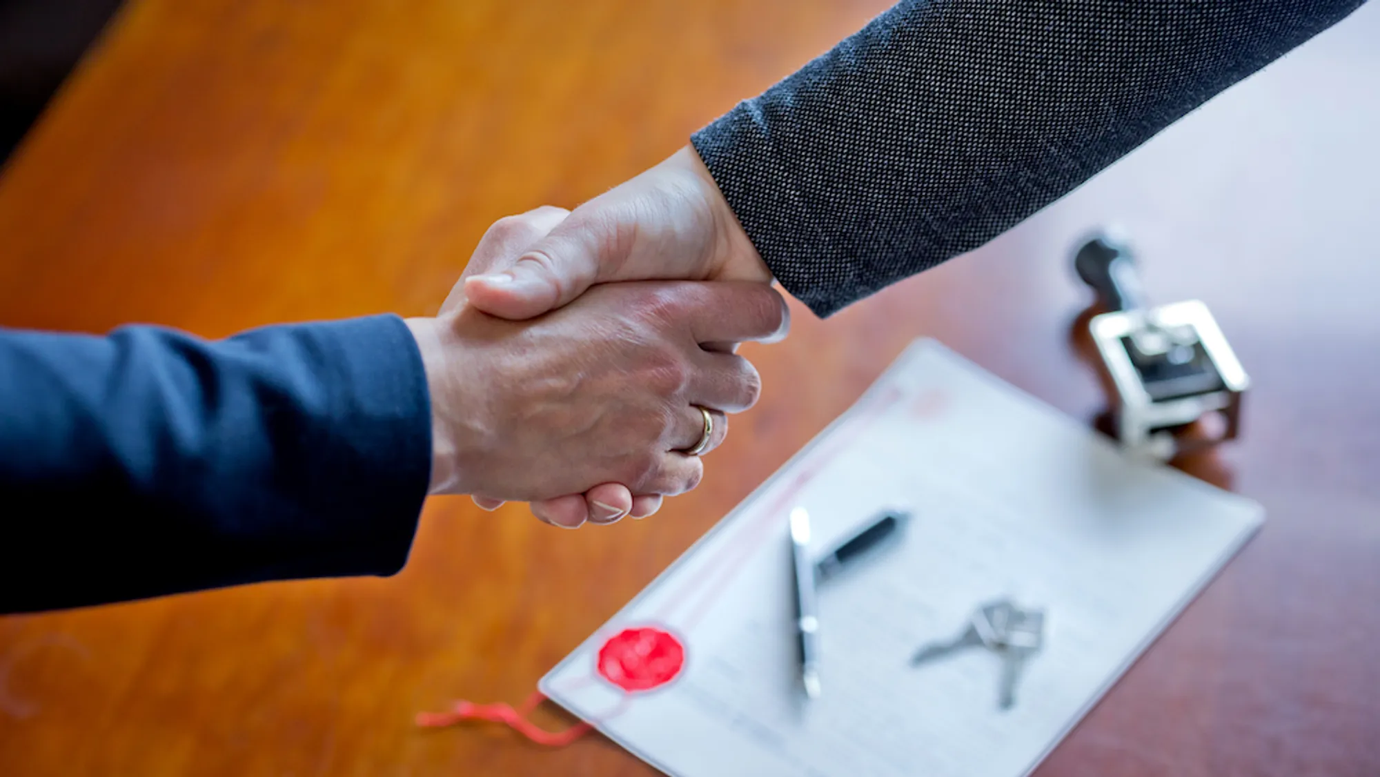 Hand geven bij overdracht Welkers Notarissen