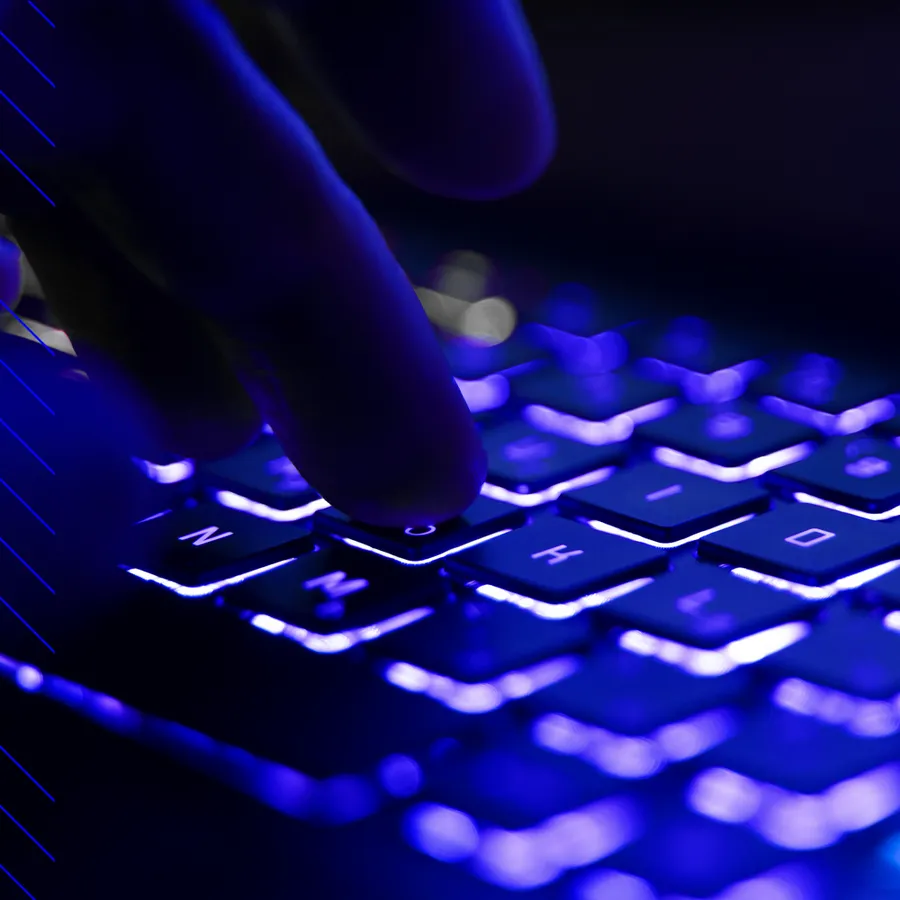 Recruitmentbureau Man die aan het typen is op een toetsenbord